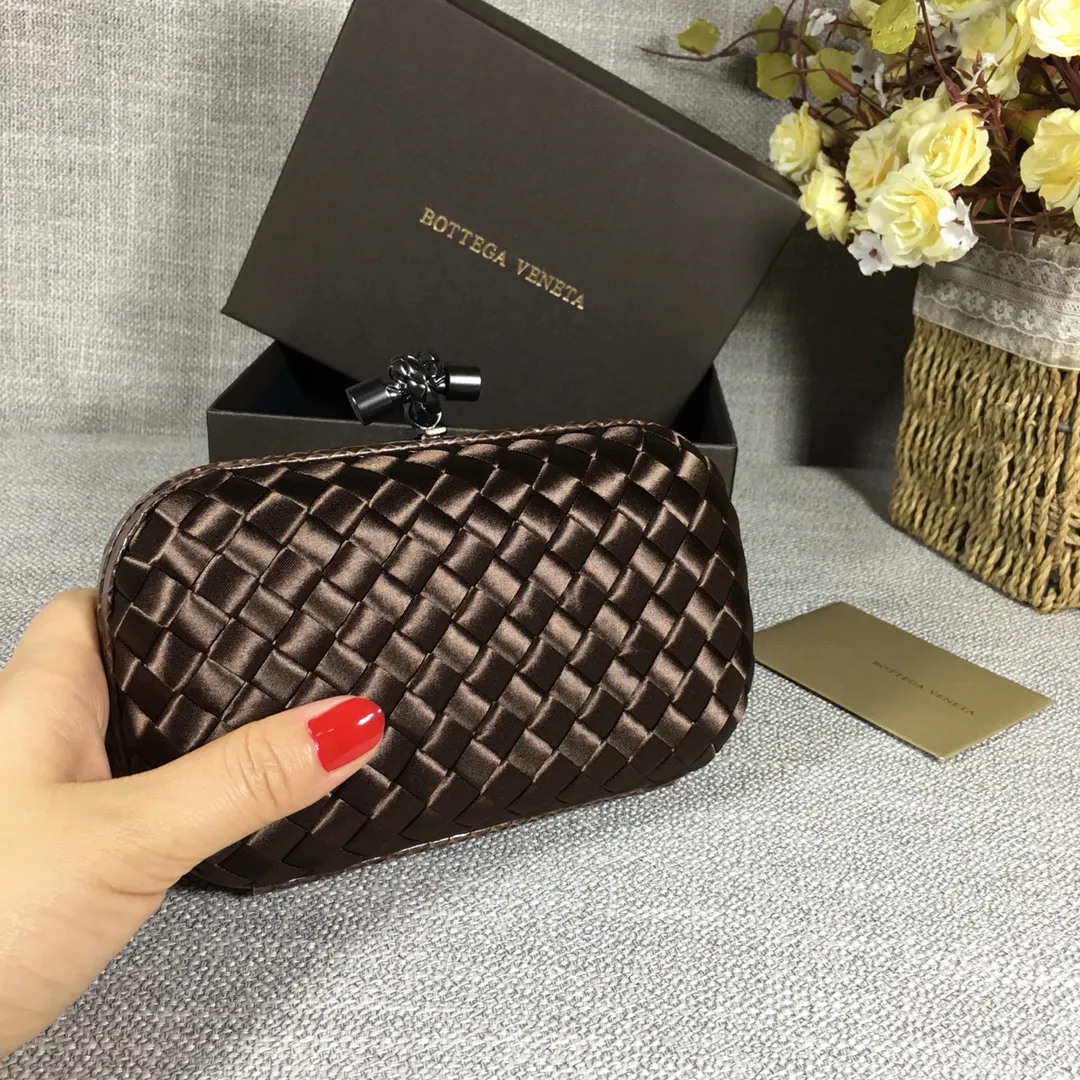 8651 Small Classic Dinner Bag ~~~Snake leather with ribbon ~~~Dense and slippery, not easy to fluff, can hold a small iPhone! Size: 16.5cm*10.5cm*6cm